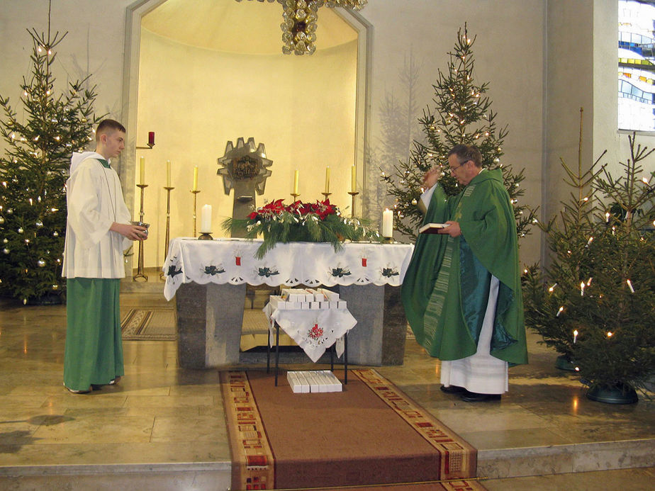 Verzieren der Erstkommunionkerzen in St. Maria Wolfhagen